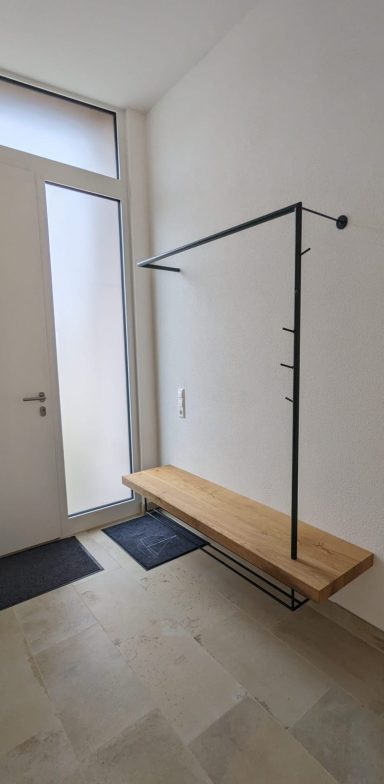 Garderobe in schlichtem Design