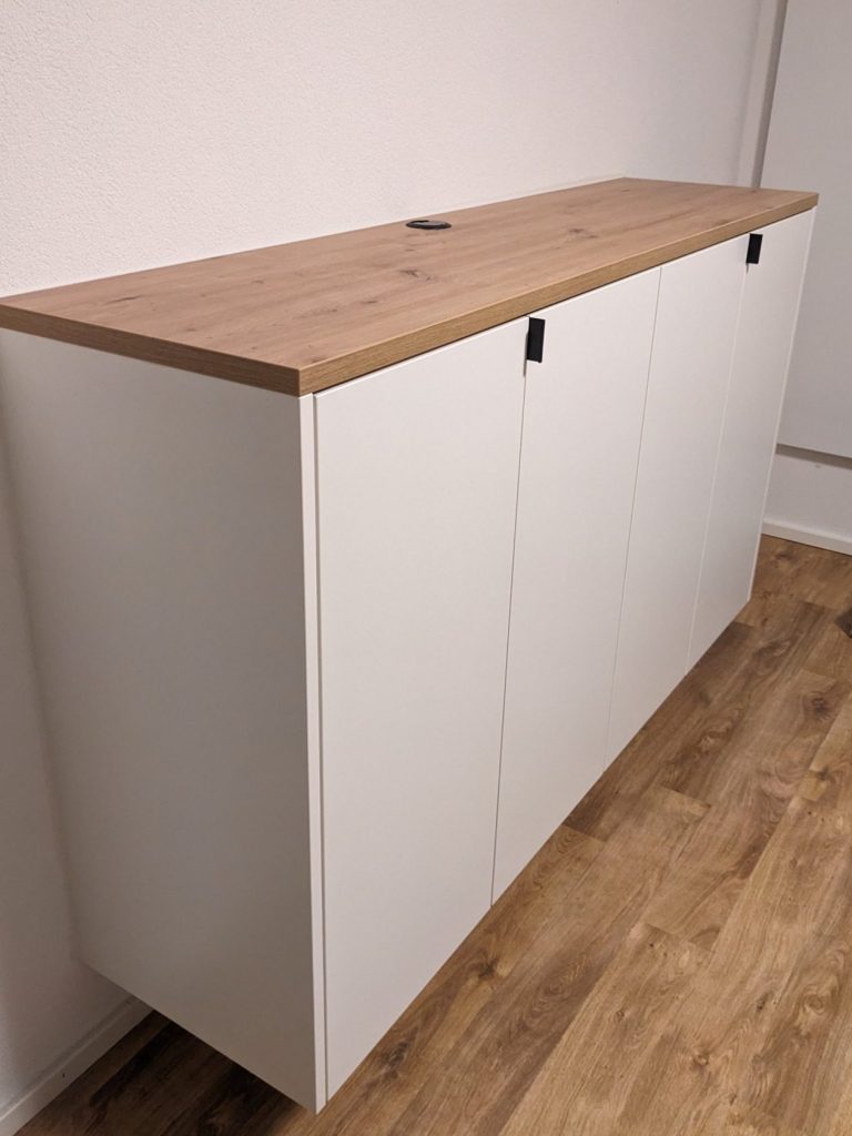 Hängendes Sideboard in schlichtem Design, weiß