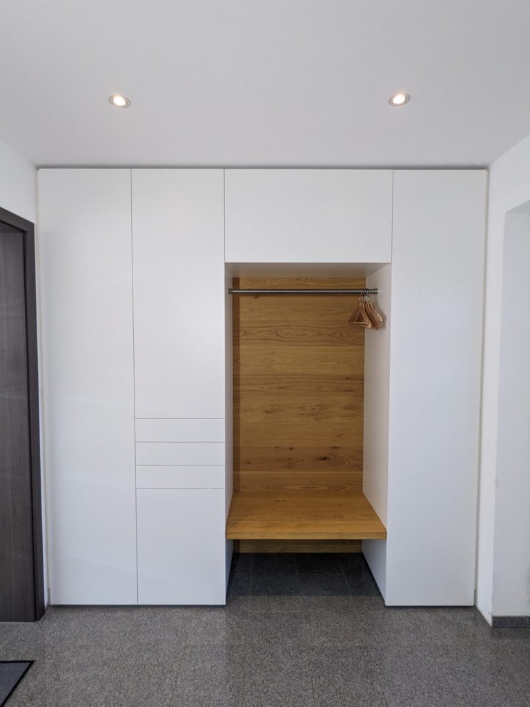 Garderobe mit integrierter Sitzfläche