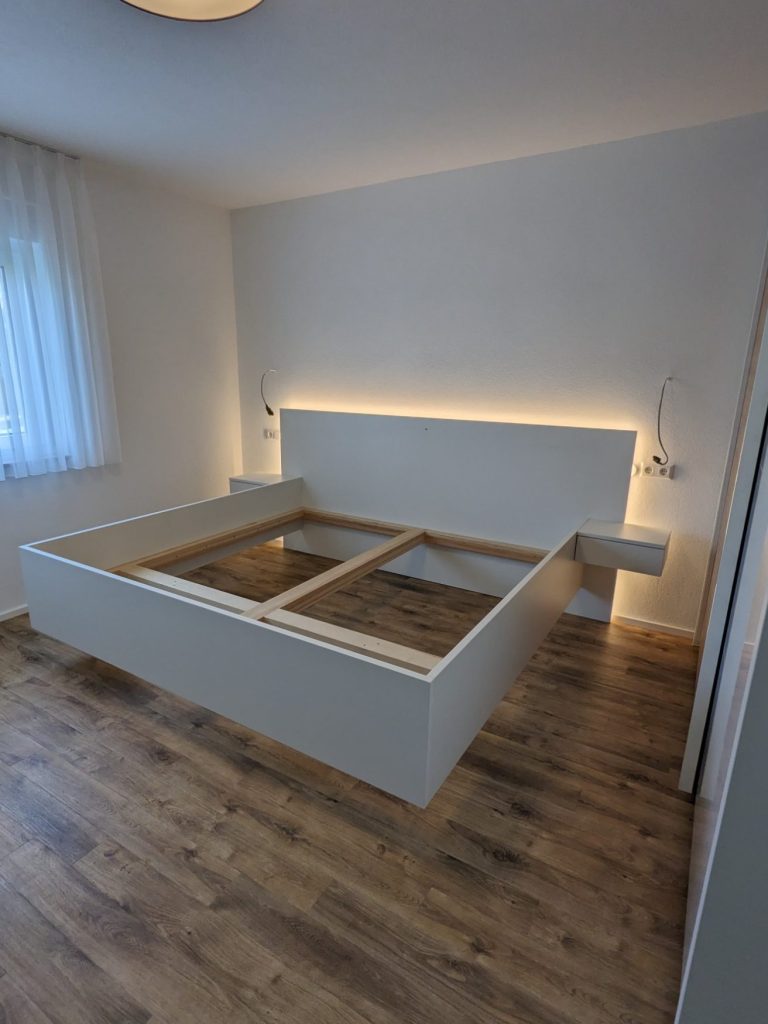 Doppelbett, schlichtes weißes Design mit indirekten Beleuchtung