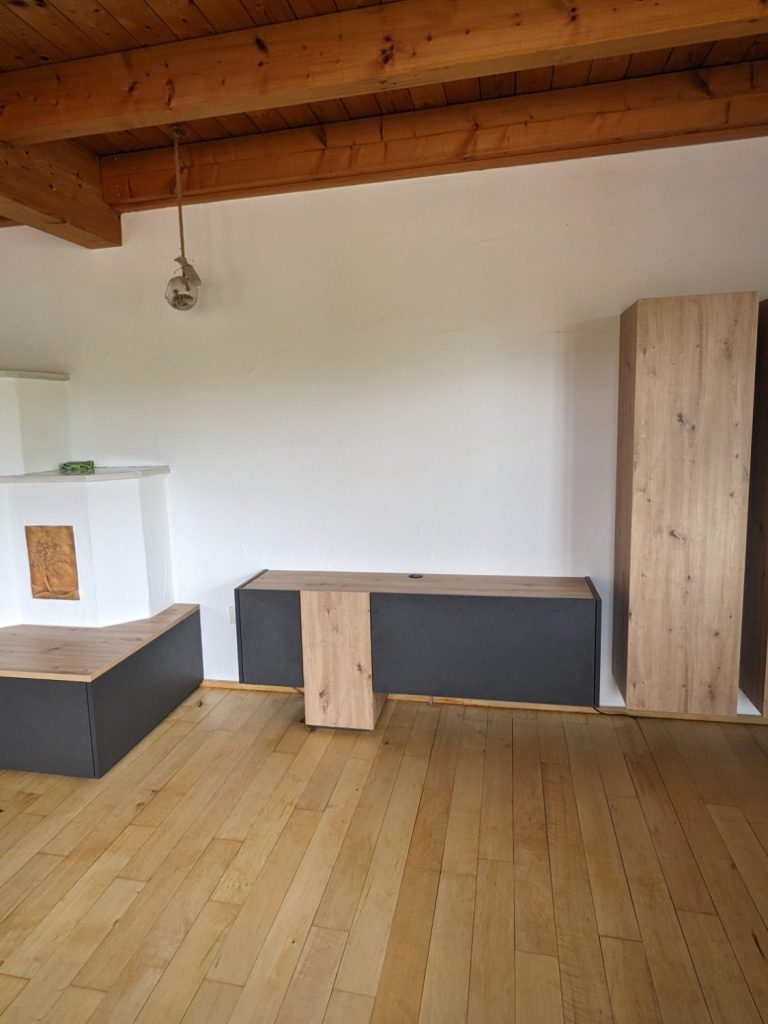 Diverse Wohnzimmereinrichtung, unter anderem bestehend aus Lowboard, Sideboard und Kamin-Unetrbau